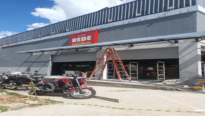 Pintura de fachada nas Lojas Rede 1